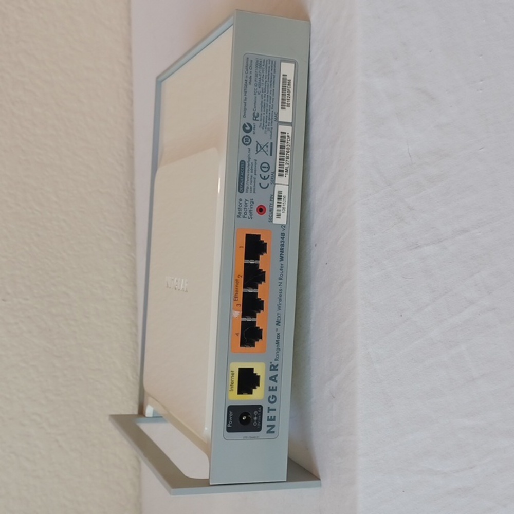Netgear RangeMax Next Wireless-N Router WNR834Bv2 - Picture 4 of 13